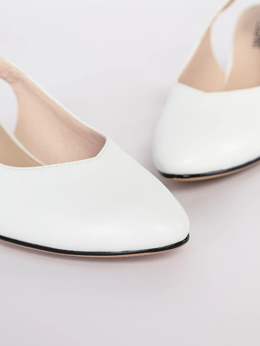 Туфли слингбэки белого цвета на высоком широком каблуке 